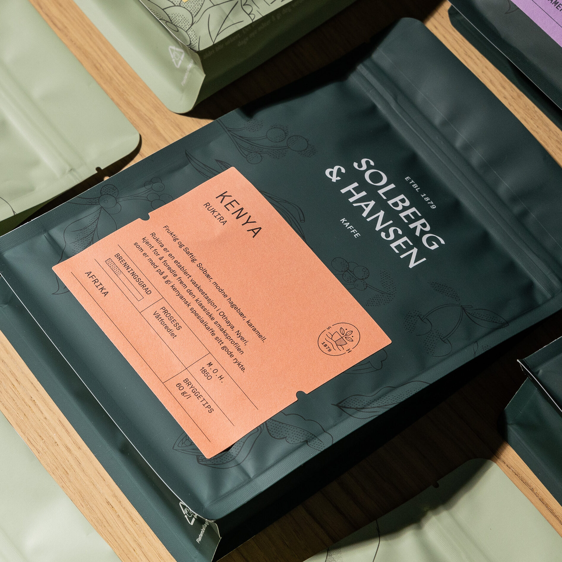 Mørkegrønn kaffepose fra Solberg & Hansen med etikett som viser at dette er en kaffe fra Rukira i Kenya med smak av blant annet solbær.